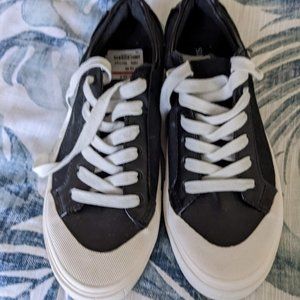 NWT Susina Sneakers Size 9